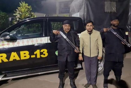 দিনাজপুরে বৈদেশিক 
মুদ্রাসহ যুবক আটক