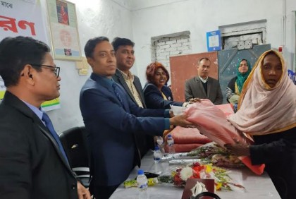 বাগেরহাটে দরিদ্র মানুষের মধ্যে কম্বল বিতরণ