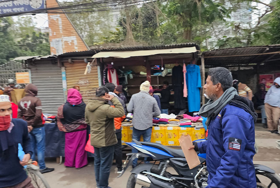 পাবনায় সূর্যের দেখা নেই তিন দিন, শীতে বিপর্যস্ত জনজীবন