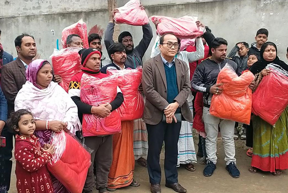 চুয়াডাঙ্গায় অসহায় মানুষের মাঝে কম্বল বিতরণ