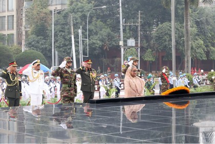 সশস্ত্র বাহিনীর বীর শহিদদের প্রতি প্রধানমন্ত্রীর শ্রদ্ধা

