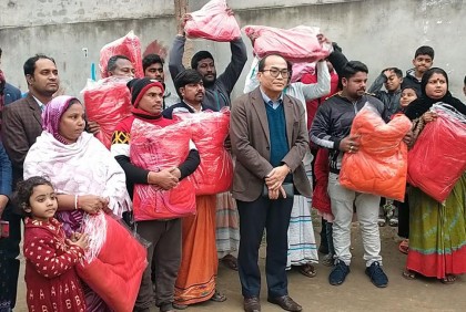 চুয়াডাঙ্গায় অসহায় মানুষের মাঝে কম্বল বিতরণ