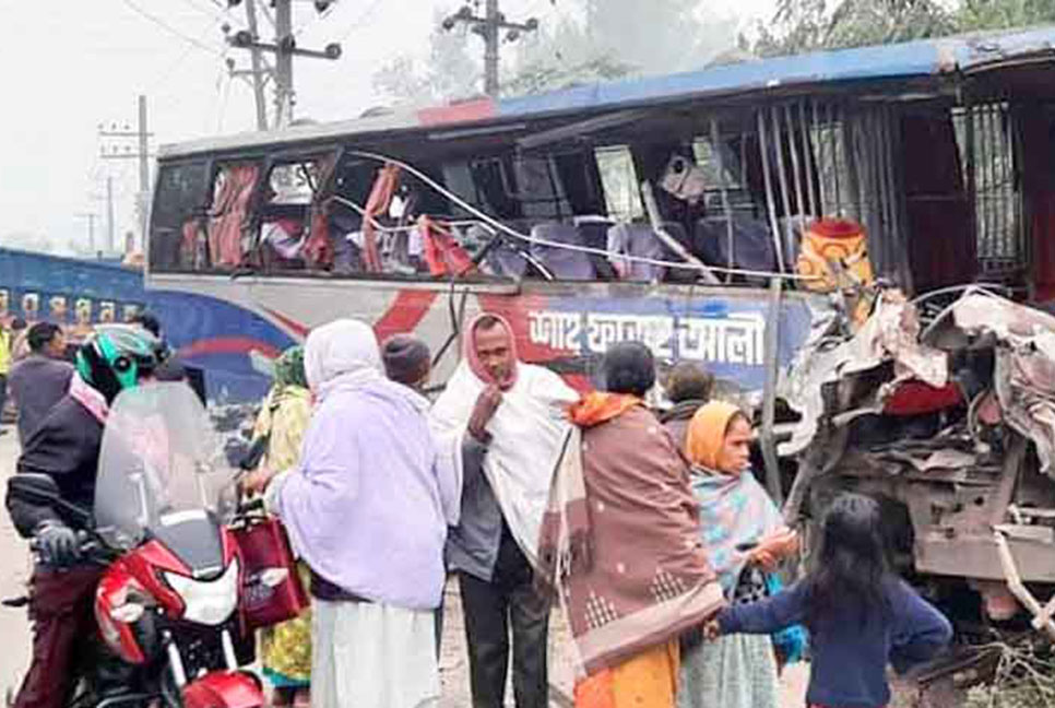 বগুড়ায় বাসের ধাক্কায় ট্রাক চালক নিহত, আহত ১২