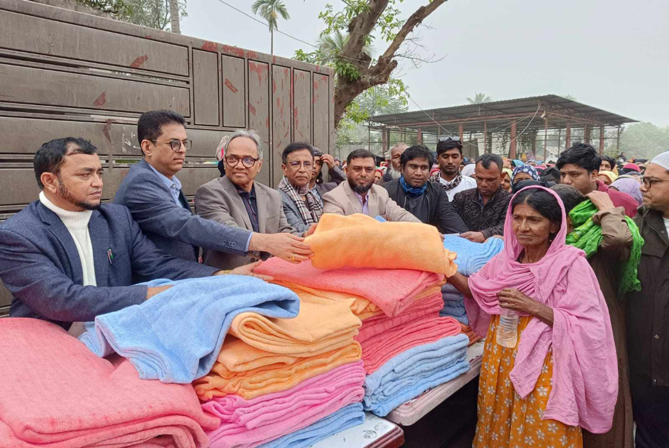 বসুন্ধরা গ্রুপের উদ্যোগে রূপগঞ্জে আরও সাত হাজার কম্বল বিতরণ
