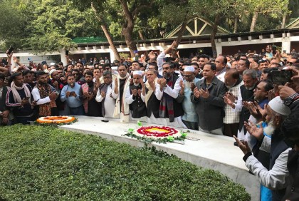 বঙ্গবন্ধুর সমাধিতে এমপি খসরু চৌধুরীর শ্রদ্ধা 
