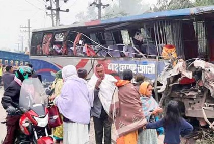 বগুড়ায় বাসের ধাক্কায় ট্রাক চালক নিহত, আহত ১২