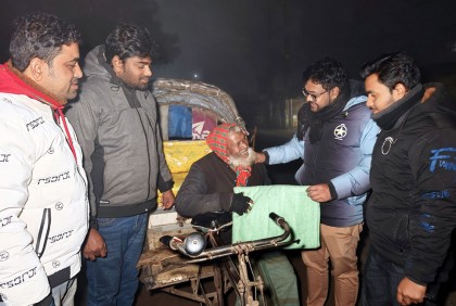 দিনাজপুরে শীতার্তদের মাঝে শীতবস্ত্র বিতরণ