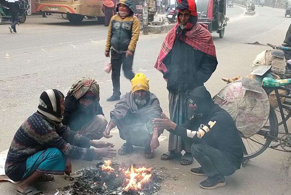 চুয়াডাঙ্গায় বৃষ্টির মতো ঝরছে ঘনকুয়াশা 