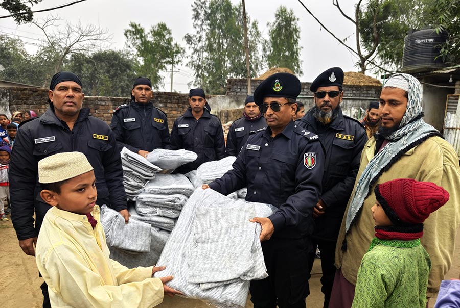 দিনাজপুরে শীতার্তদের মাঝে র‌্যাবের শীতবস্ত্র বিতরণ