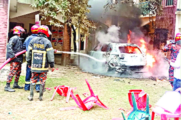 স্বতন্ত্র প্রার্থীর পক্ষে থাকায় চেয়ারম্যানের কার্যালয়ে হামলা ভাঙচুর আগুন