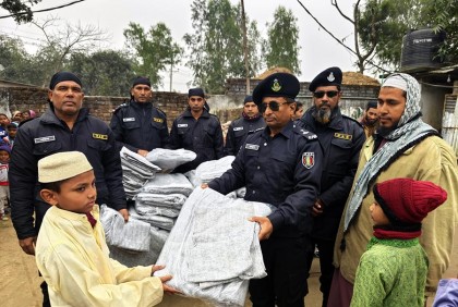 দিনাজপুরে শীতার্তদের মাঝে র‌্যাবের শীতবস্ত্র বিতরণ