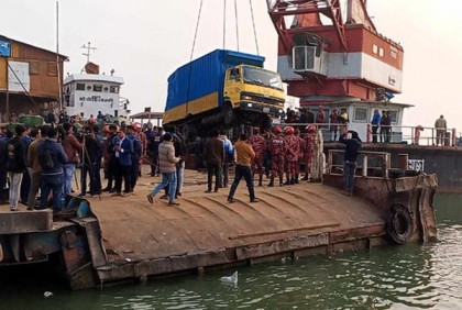 পাটুরিয়ায় ফেরিডুবি: কাভার্ডভ্যান উদ্ধার