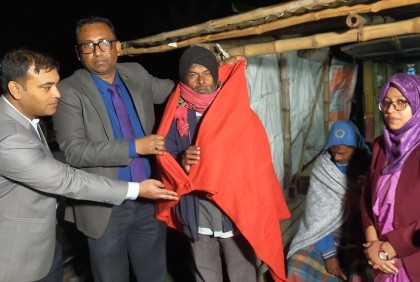ঝিনাইদহে শীতার্তদের মাঝে কম্বল বিতরণ
