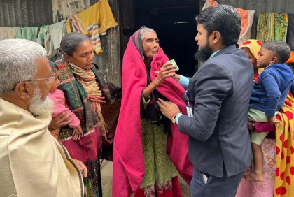 গোপালগঞ্জে শীতার্তদের মাঝে কম্বল বিতরণ 
