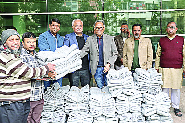 ছিন্নমূল সংবাদপত্র হকারদের কম্বল দিল বসুন্ধরা গ্রুপ