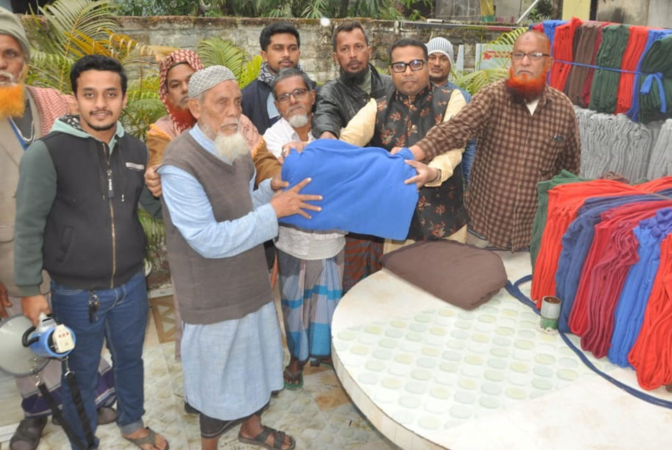 
বরিশালে শীতার্ত মানুষের
মাঝে কম্বল বিতরণ