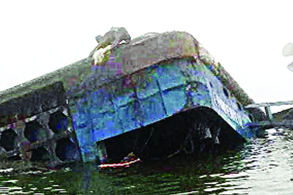 ১০ ট্রাক নিয়ে ফেরি ডুবল পদ্মায় 