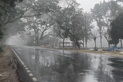 তীব্র শীতের মাঝেই বৃষ্টিতে ভিজল ঝিনাইদহ, আরো স্থবির জনজীবন