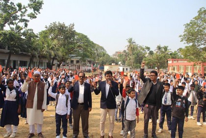 কক্সবাজারে স্মার্টফোনে আসক্তি ও মাদককে শিক্ষার্থীদের লাল কার্ড 