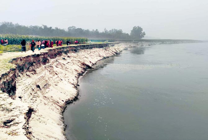 শুষ্ক মৌসুমে ভাঙন দেখা দিয়েছে ব্রহ্মপুত্র নদে 