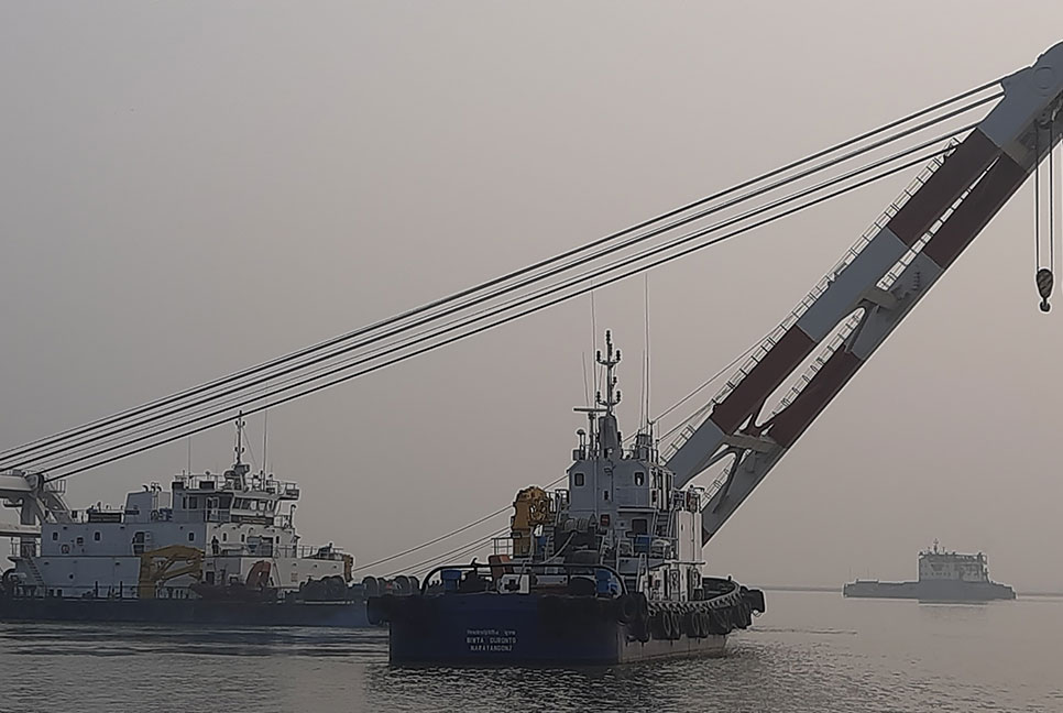 পদ্মায় ফেরিডুবি; সন্ধান মেলেনি চালকের, ৩ যানবাহন উদ্ধার