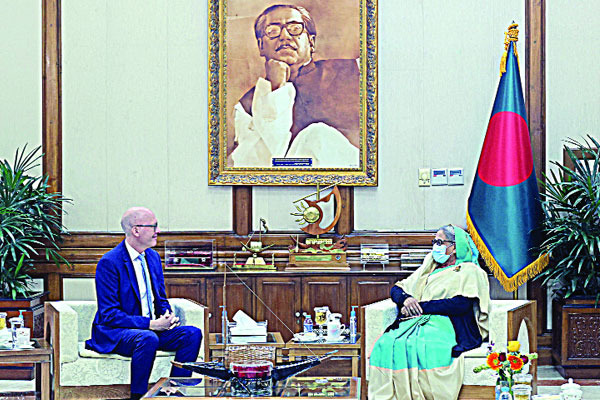 কূটনীতিতে নজর সরকারের