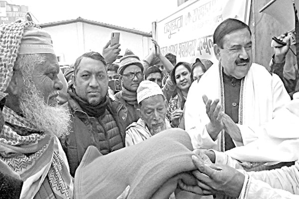মাদারীপুরে বসুন্ধরা শুভসংঘের উদ্যোগে কম্বল বিতরণ
