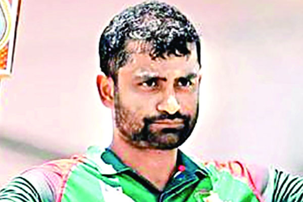 মাইলফলকের সামনে