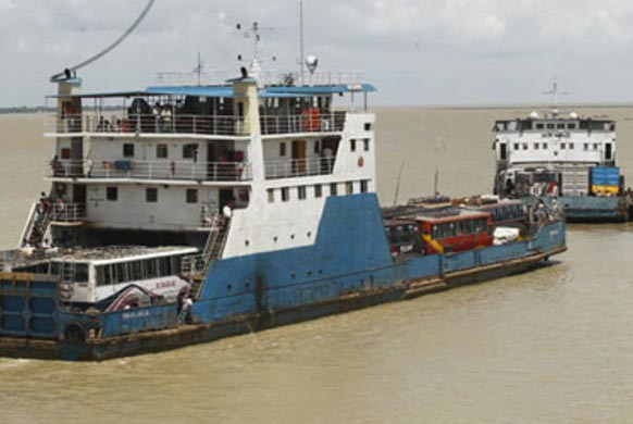 দৌলতদিয়া-পাটুরিয়া নৌরুটে ফেরি চলাচল শুরু