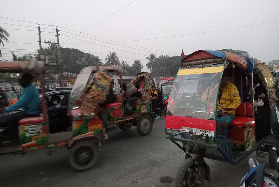 টঙ্গীতে নিয়ন্ত্রণহীন অটোরিকশা