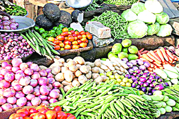 ভরা মৌসুমেও চড়া সবজির বাজার