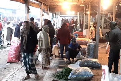 কুয়াশার প্রভাব পড়েছে মানিকগঞ্জের সবজি বাজারে