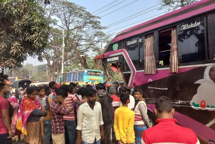 কালিয়াকৈরে ট্রাক-বাস সংঘর্ষে নিহত ১