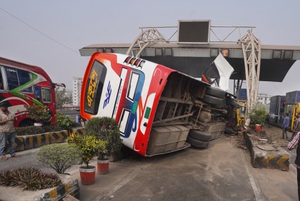 হানিফ ফ্লাইওভারে উল্টে গেল বাস

