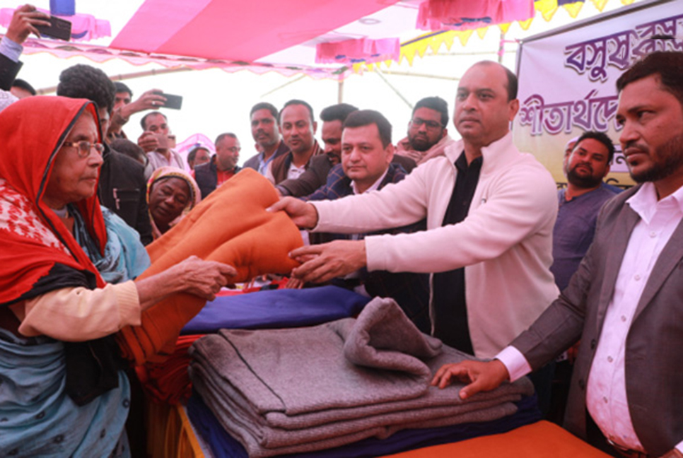 কেরানীগঞ্জে হতদরিদ্রদের মধ্যে বসুন্ধরা গ্রুপের কম্বল বিতরণ

