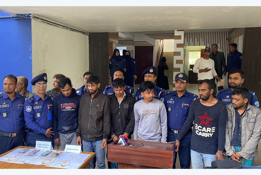 ফেনীতে দোকান থেকে চুরি হওয়া ১১ ভরি উদ্ধার, গ্রেফতার ৬ 