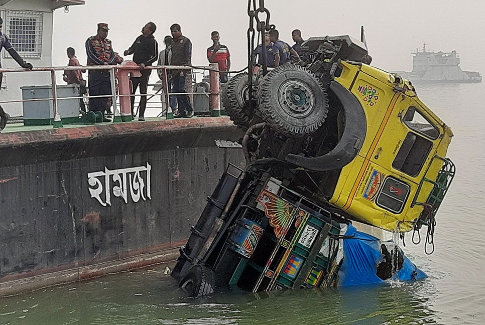 পদ্মায় ফেরিডুবি; ৫ম দিনে আরো একটি ট্রাক উদ্ধার 