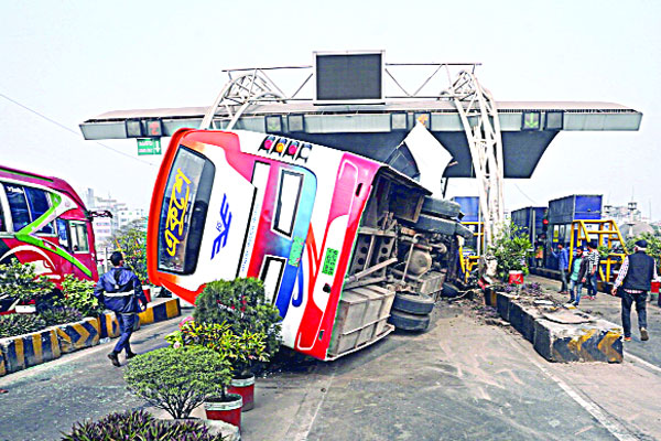 রাজধানীর একটি ফ্লাইওভারে পড়ে যায় বেপরোয়া বাস
