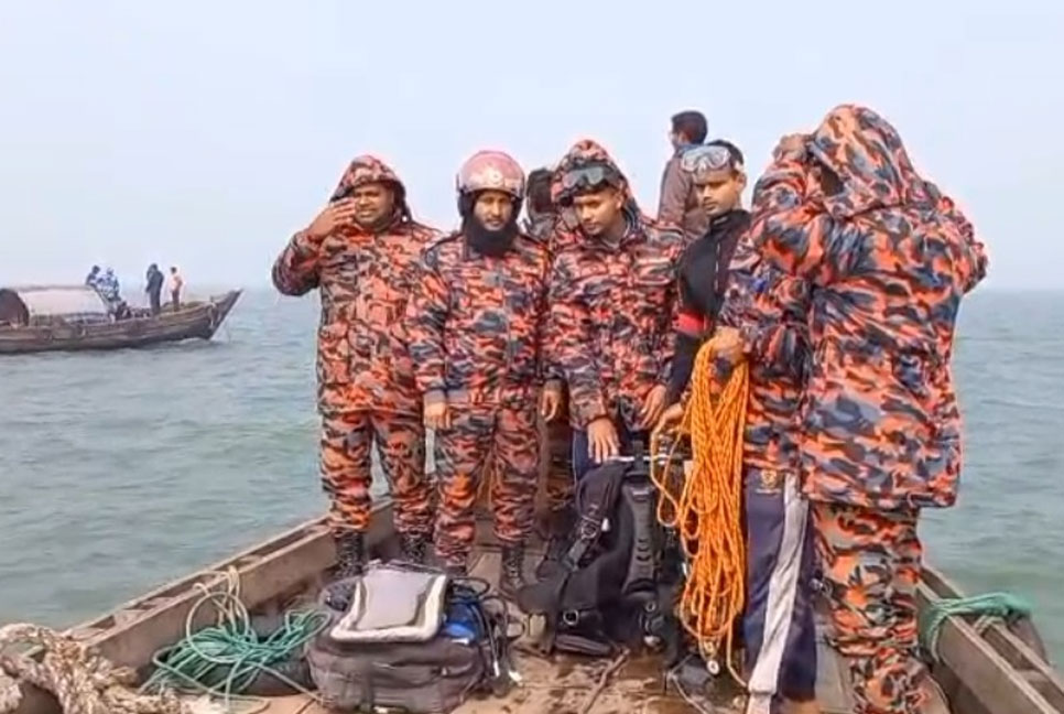 ভোলায় ঢেউয়ের কবলে পড়ে মালামাল 
বোঝাই ট্রলার ডুবি, নিখোঁজ ২