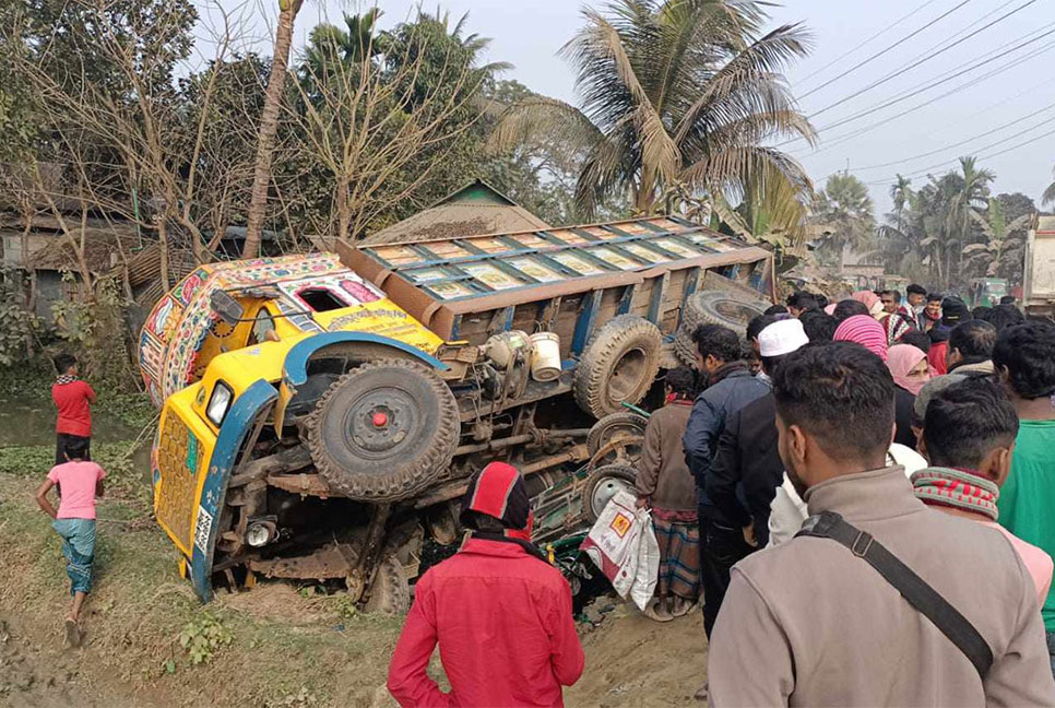 ময়মনসিংহে ট্রাকচাপায় মা-মেয়েসহ তিন যাত্রী নিহত