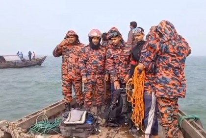 ভোলায় ঢেউয়ের কবলে পড়ে মালামাল 
বোঝাই ট্রলার ডুবি, নিখোঁজ ২