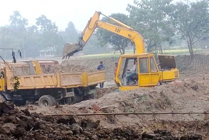 বগুড়ায় ফসলি জমি থেকে মাটি কাটার অভিযোগ