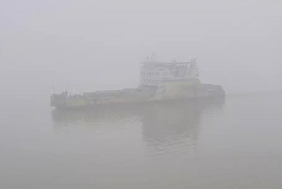 ঘন কুয়াশায় আরিচা-কাজিরহাট নৌ পথে ফেরি চলাচল বন্ধ