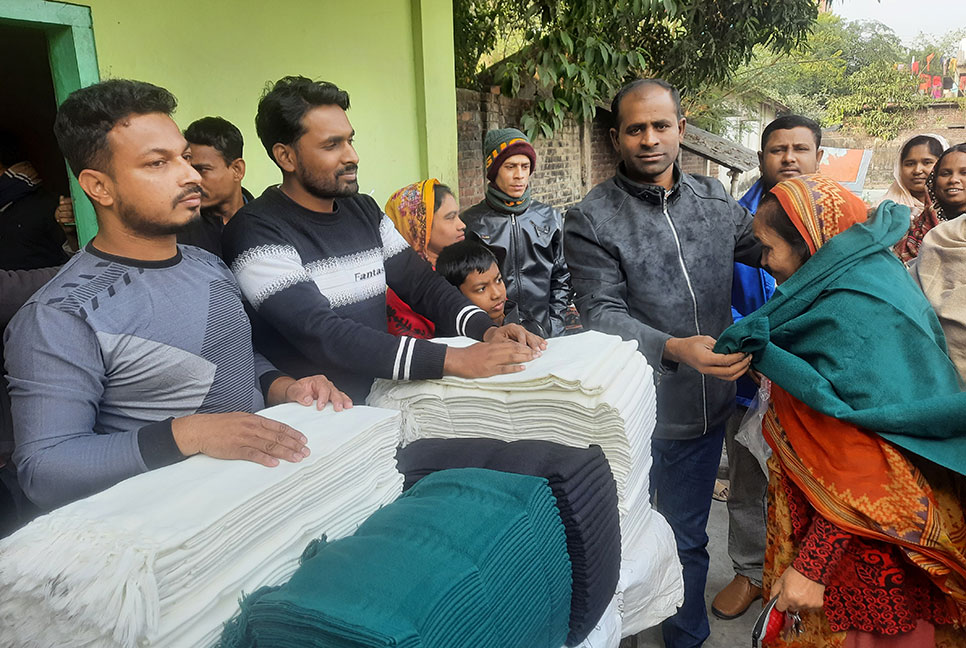 জয়পুরহাটে শীতার্তদের মধ্যে শীতবস্ত্র বিতরণ