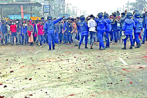 গাজীপুরে শ্রমিক-পুলিশ সংঘর্ষ, কারখানা ভাঙচুর
