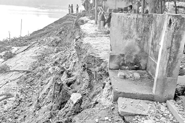 অবৈধ বালু তোলায় ভাঙন
