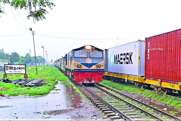 ট্রেনযাত্রীদের সীমাহীন দুর্ভোগ