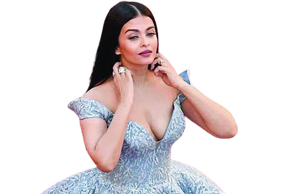 ফের একা ঐশ্বরিয়া...