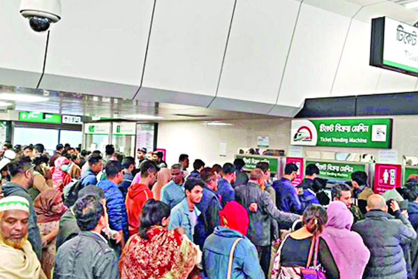 রাতেও ভিড় বাড়ছে