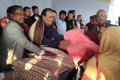 ফরিদপুরে অসহায় মানুষের মাঝে কম্বল বিতরণ